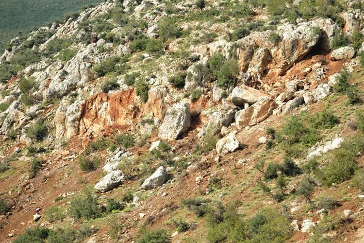 Depremin yıkamadığını dağdan kopan kayalar yıktı