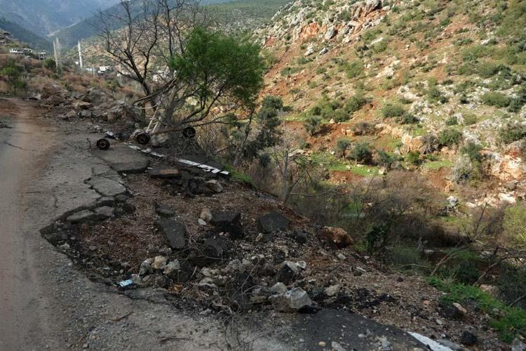 Depremin yıkamadığını dağdan kopan kayalar yıktı