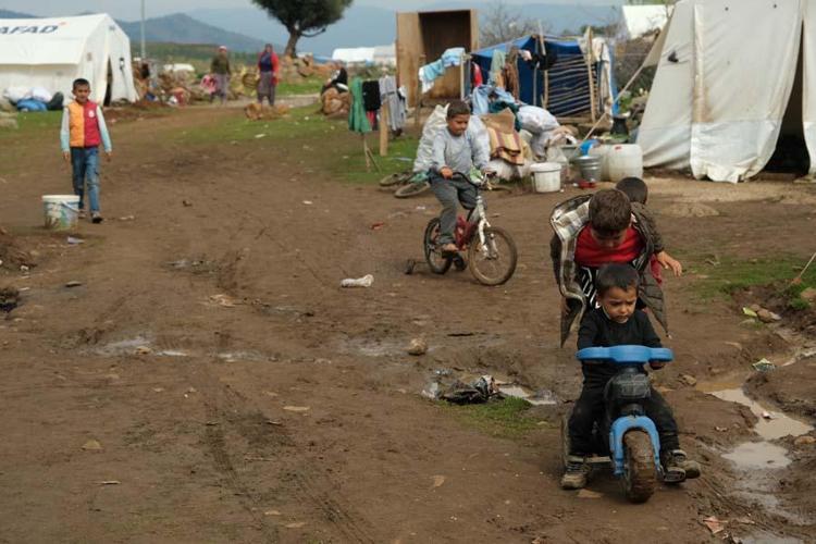Depremin yıkamadığını dağdan kopan kayalar yıktı