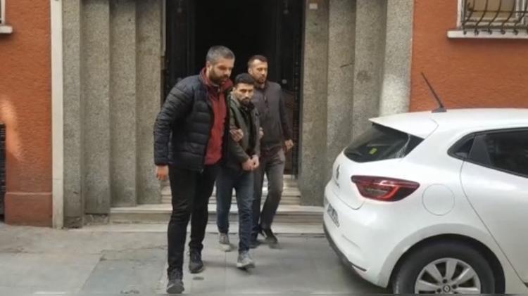 Taksim Meydanı’nda turist kadına kapkaç kamerada: Çay bardağı fırlatıp çelme taktılar