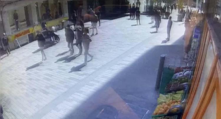 Çay bardağı fırlatıp, çelme taktılar
