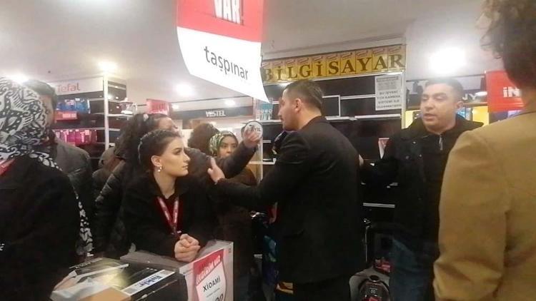 Yüzde 50 indirim yapan mağazada vatandaşlar ile çalışanlar birbirine girdi