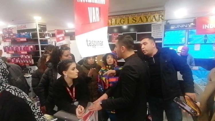 Yüzde 50 indirim yapan mağazada vatandaşlar ile çalışanlar birbirine girdi