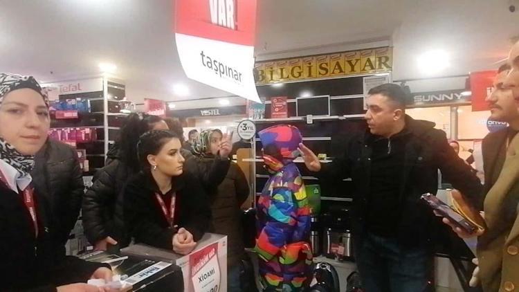 Yüzde 50 indirim yapan mağazada vatandaşlar ile çalışanlar birbirine girdi