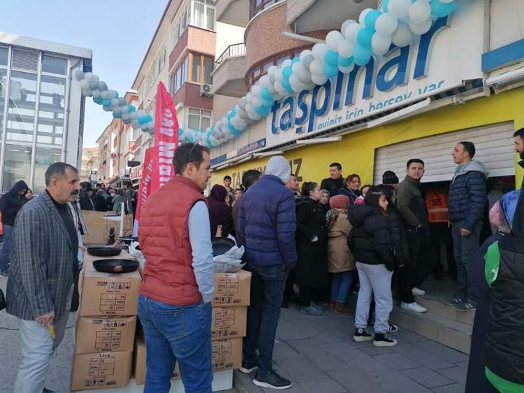 Yüzde 50 indirim yapan mağazada vatandaşlar ile çalışanlar birbirine girdi