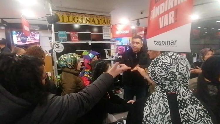 Yüzde 50 indirim yapan mağazada vatandaşlar ile çalışanlar birbirine girdi