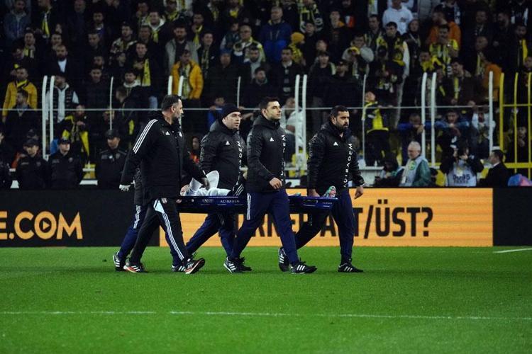 Kadıköyde taraftarlar çıldırdı Puan farkı 9a çıktı Ali Koç tepki çekti