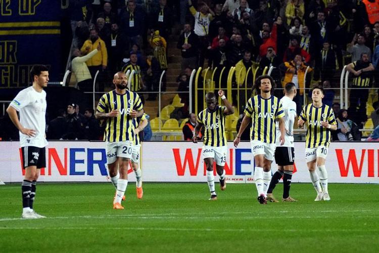 Kadıköyde taraftarlar çıldırdı Puan farkı 9a çıktı Ali Koç tepki çekti