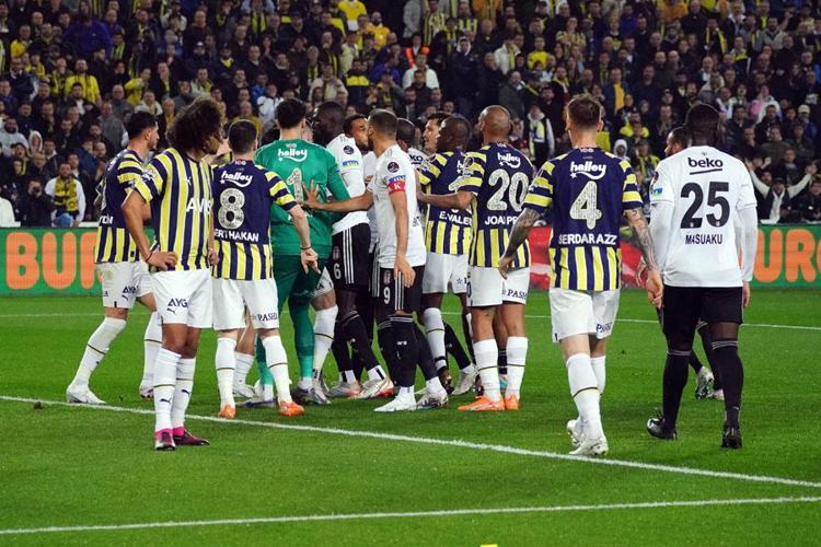 Kadıköyde taraftarlar çıldırdı Puan farkı 9a çıktı Ali Koç tepki çekti