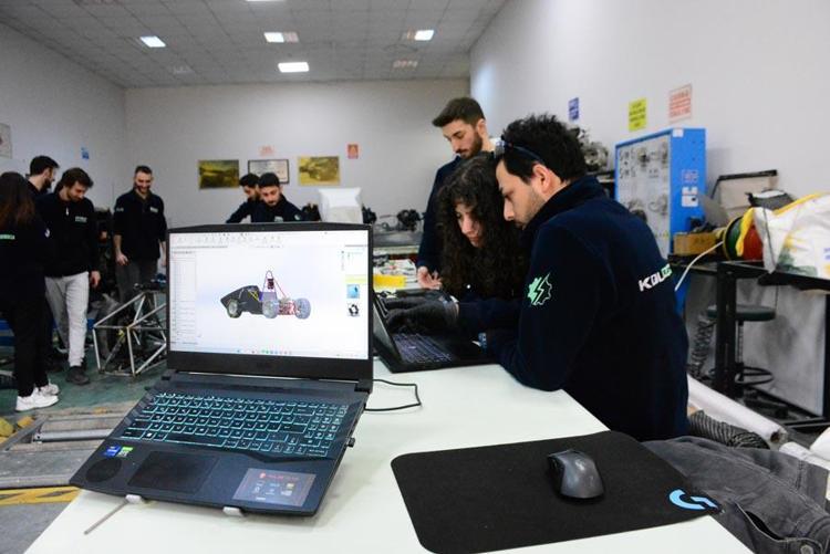 Türk malı Formula 1 otomobili 3 saniyede 0dan 100e çıkacak Üniversiteli öğrenciler çevre dostu olarak üretiyor...