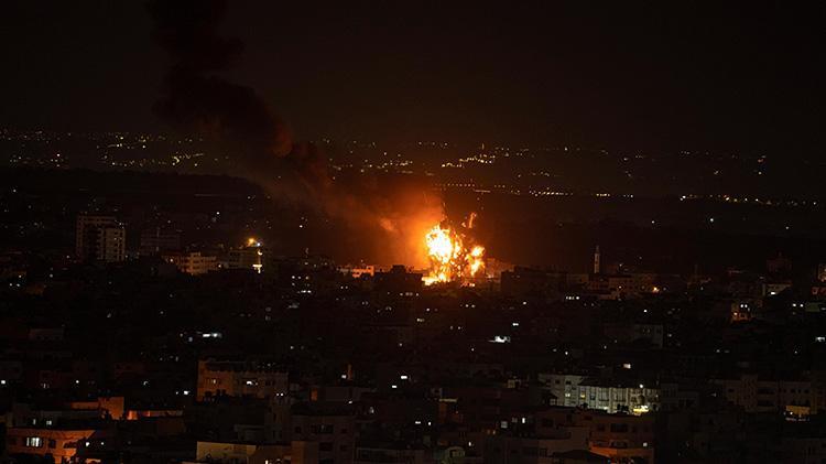 İsrailden Gazzeye saldırı Jetler bombaladı, Bir ülkeye daha saldırı emri