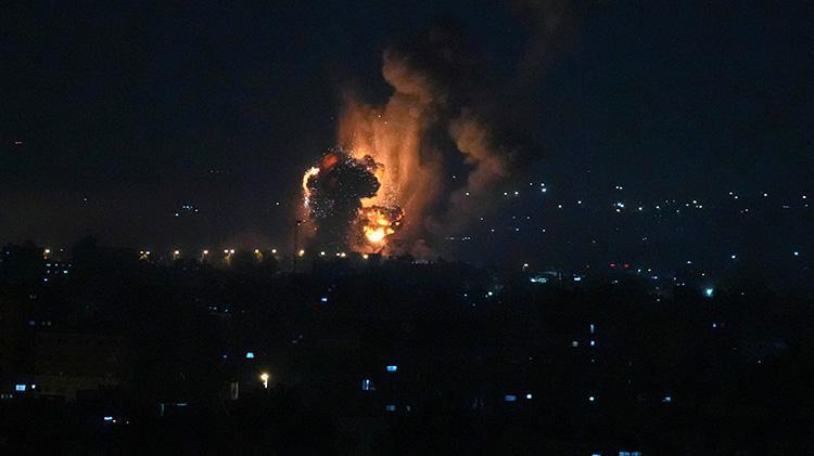 İsrailden Gazzeye saldırı Jetler bombaladı, Bir ülkeye daha saldırı emri