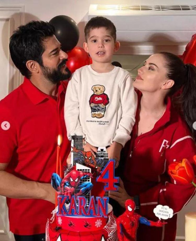 Karana doğum günü kutlaması Kucağında minik bebeğiyle poz verdi