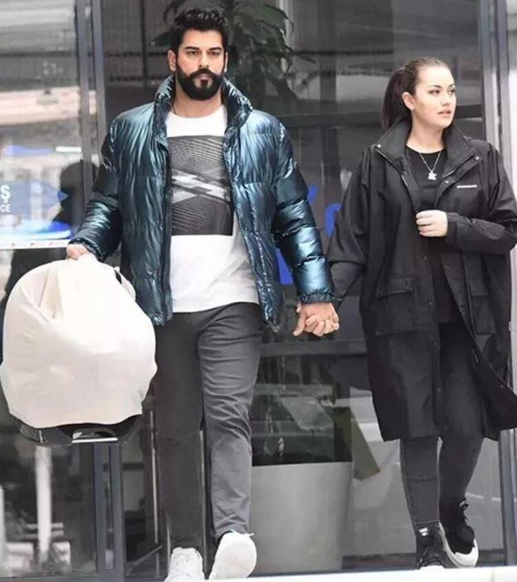 KARAN MERAKLA KARDEŞİNİ BEKLİYORDU