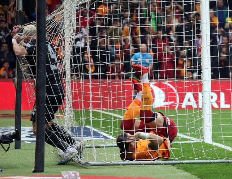 Galatasarayın can damarına 4 milyon euroluk teklif Dursun Özbek anında reddetti