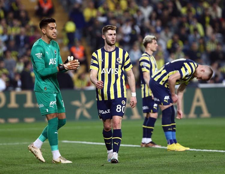 Fenerbahçe 5 yıldızın ismini açıkladı: Bu futbolcuların maaşları euro kurundan patladı