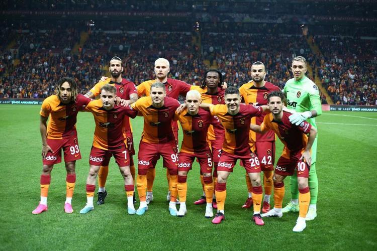 Menajeri Fenerbahçeye teklif etti transferi Galatasaray bitirdi İcardi ayarında forvet geliyor