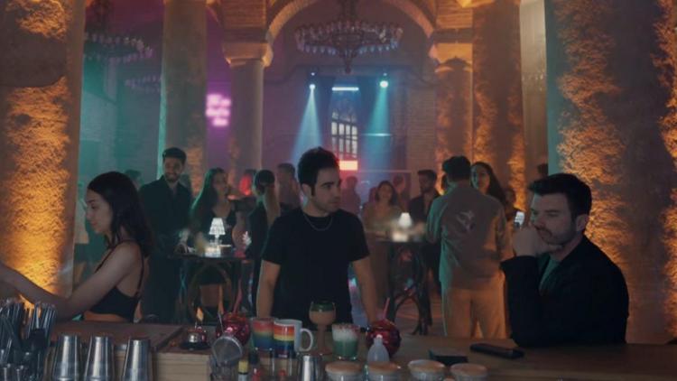 Aile dizisinde LGBT propagandası Kıvanç Tatlıtuğun bar sahnesinde o detay gözden kaçmadı
