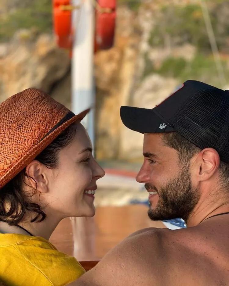 Yıldız Çağrı Atiksoy ve Berk Oktay çiftine bayramda büyük şok
