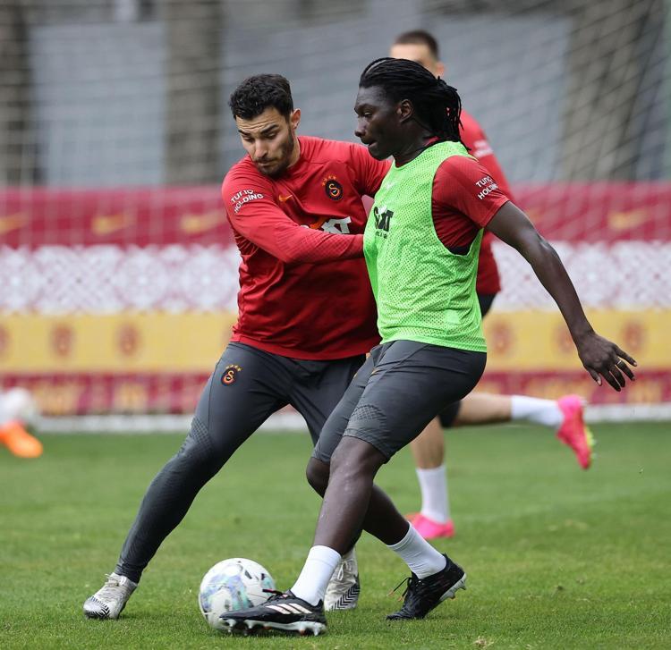 Galatasarayda büyük kriz Okan Buruk yıldız futbolcuyu antrenmana almadı