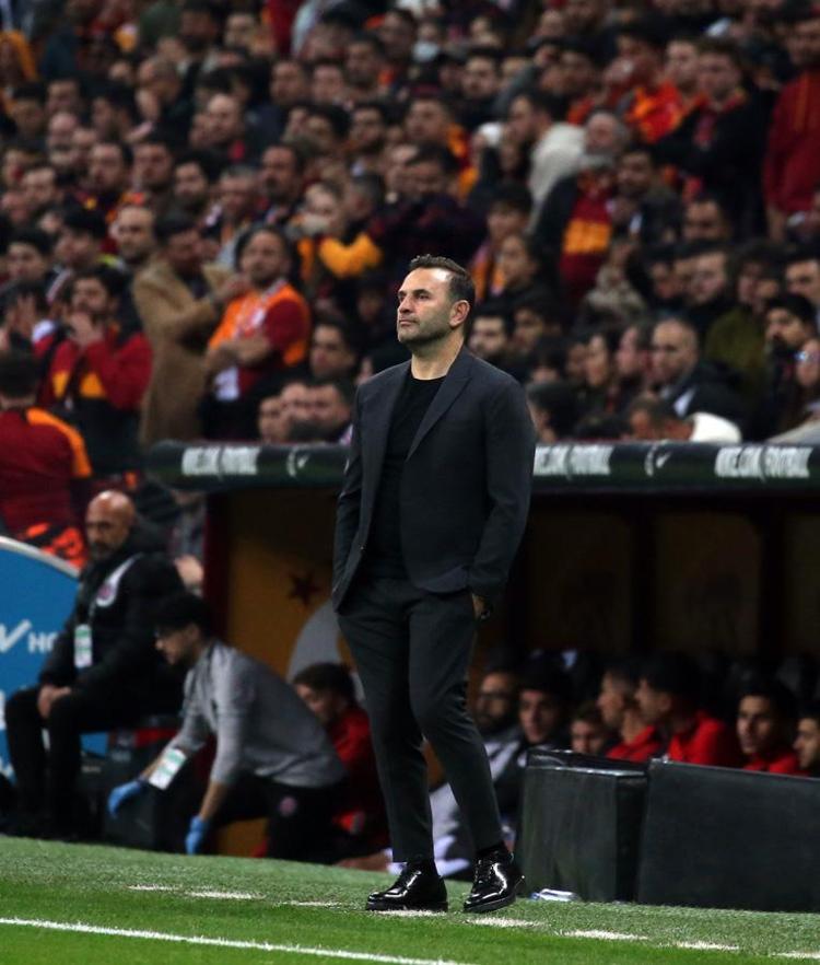 Galatasarayda büyük kriz Okan Buruk yıldız futbolcuyu antrenmana almadı