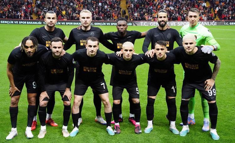 Galatasarayda büyük kriz Okan Buruk yıldız futbolcuyu antrenmana almadı