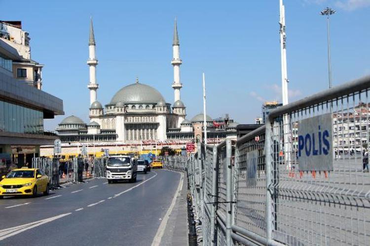 Taksimde 1 Mayıs hazırlıkları Demir bariyerler yerleştirildi