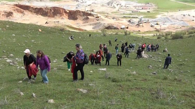 Görmek için 2 saat yürüdüler, korkudan dokunamadan geri döndüler