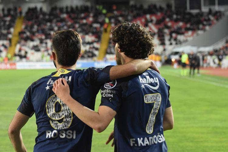15 gün önce Ali Sami Yende 50 bin taraftarı şok etmişti Fenerbahçe yılın ilk transfer bombasını patlattı