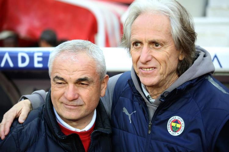 Menajerler teklif etti Ali Koç hayır demedi Fenerbahçe Beşiktaşın süper starına çubukluyu giydiriyor
