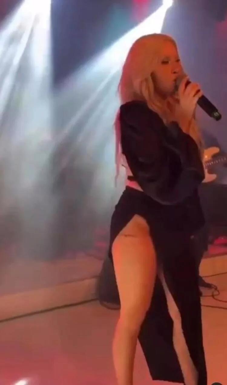 Ece Seçkin derin yırtmacıyla olay yarattı