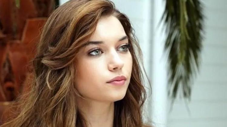 Afra Saraçoğlu gelinlikli fotoğraf paylaştı o ismin yorumu olay oldu