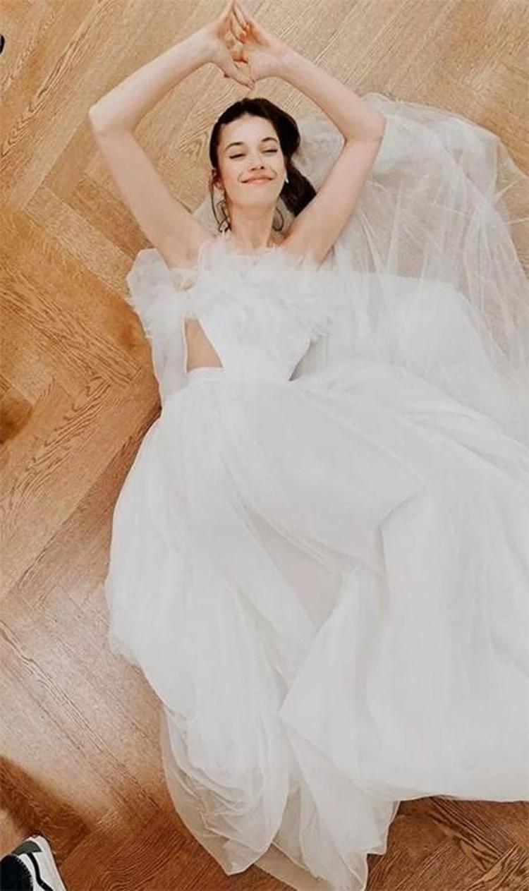 Afra Saraçoğlu gelinlikli fotoğraf paylaştı o ismin yorumu olay oldu