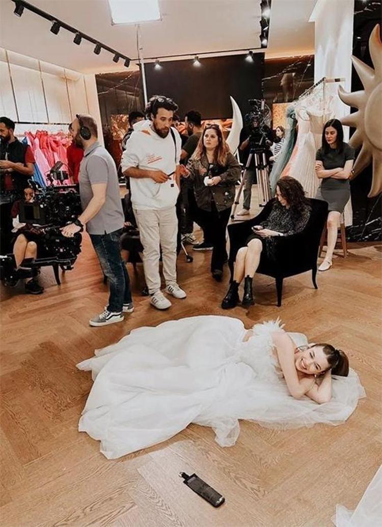Afra Saraçoğlu gelinlikli fotoğraf paylaştı o ismin yorumu olay oldu