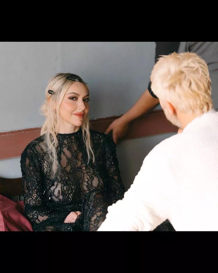 Hadise yine çok cesur Kırmızı minisiyle dikkat çekti