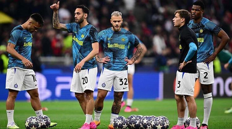 Şampiyonlar Liginde Milan - İnter derbisine Hakan Çalhanoğlu damgası Taraftarların öfkesi onu durdurmaya yetmedi...