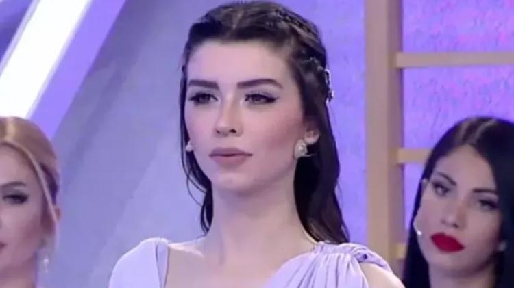 Aleyna Eroğlu dekoltesiyle dikkat çekti