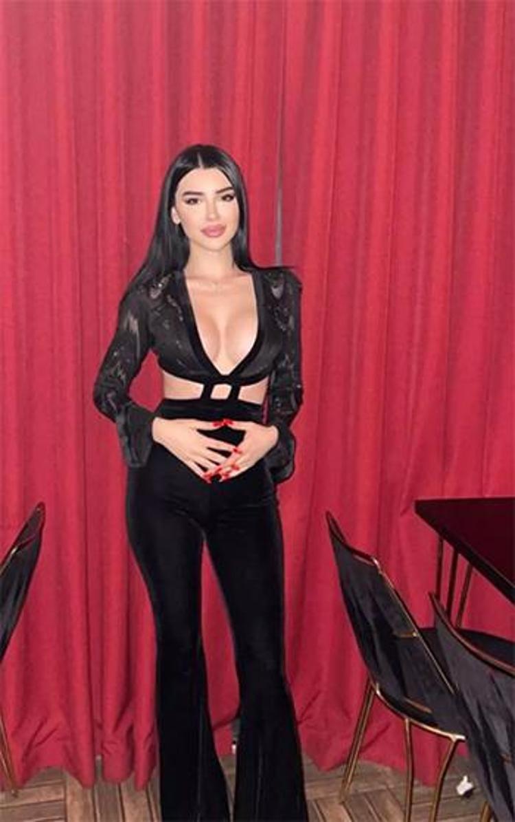 Aleyna Eroğlu dekoltesiyle dikkat çekti