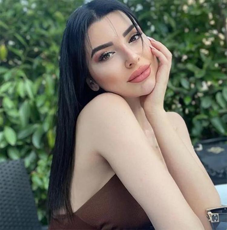 Aleyna Eroğlu dekoltesiyle dikkat çekti