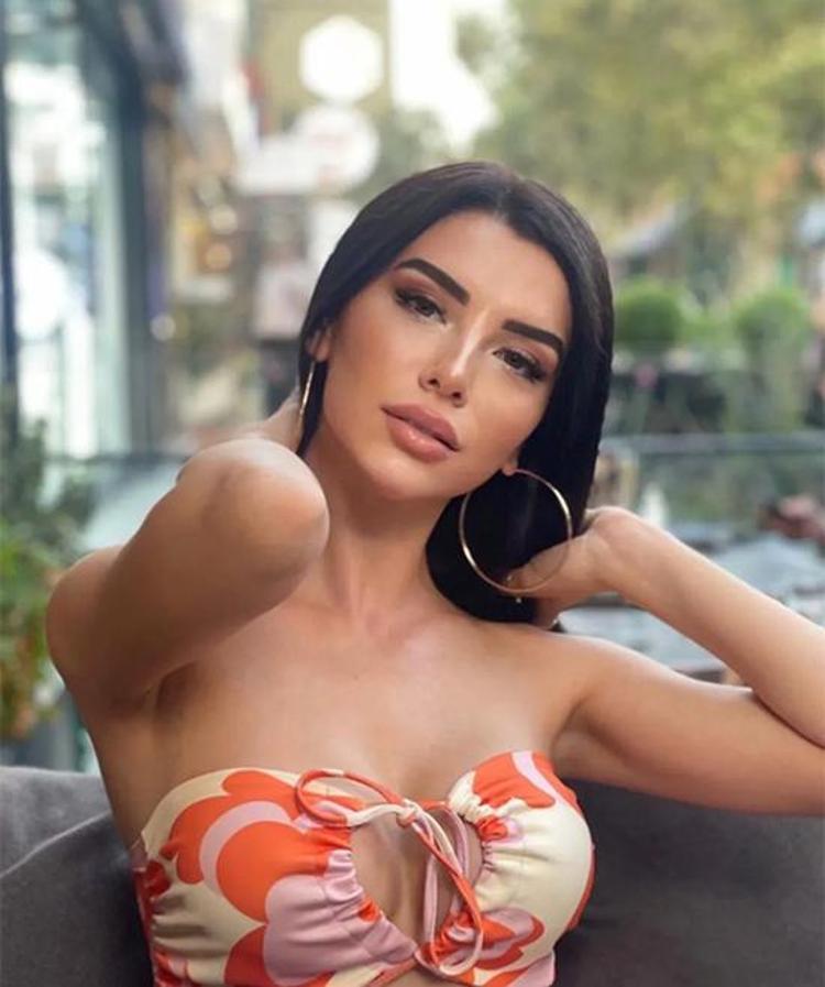 Aleyna Eroğlu dekoltesiyle dikkat çekti