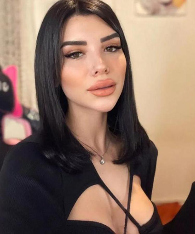 Aleyna Eroğlu dekoltesiyle dikkat çekti