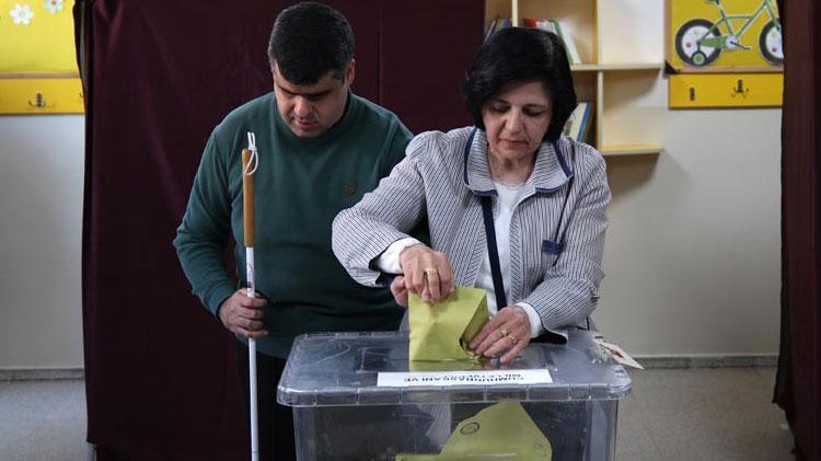 Türkiyede seçim heyecanı Engelli vatandaşlar oylarını kullandı