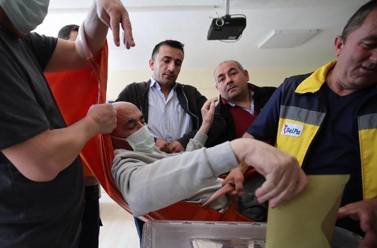 Türkiyede seçim heyecanı Engelli vatandaşlar oylarını kullandı