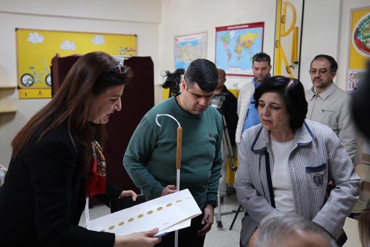 Türkiyede seçim heyecanı Engelli vatandaşlar oylarını kullandı