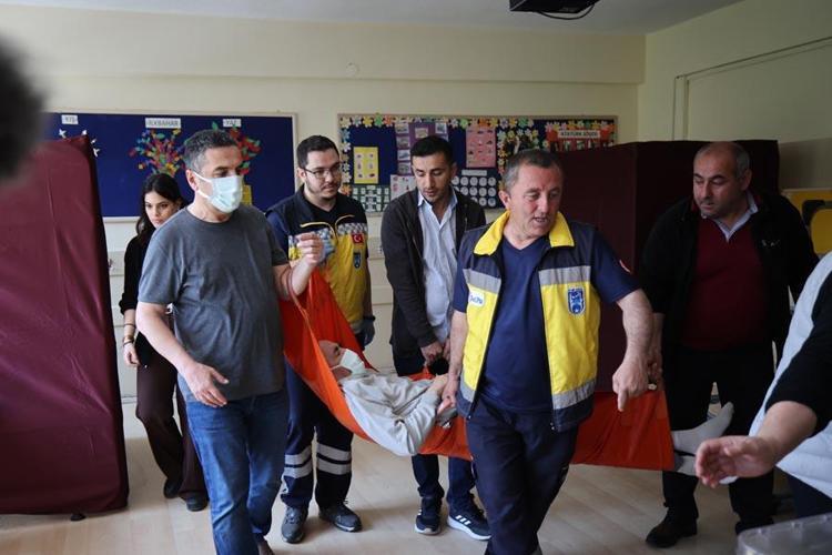 Türkiyede seçim heyecanı Engelli vatandaşlar oylarını kullandı