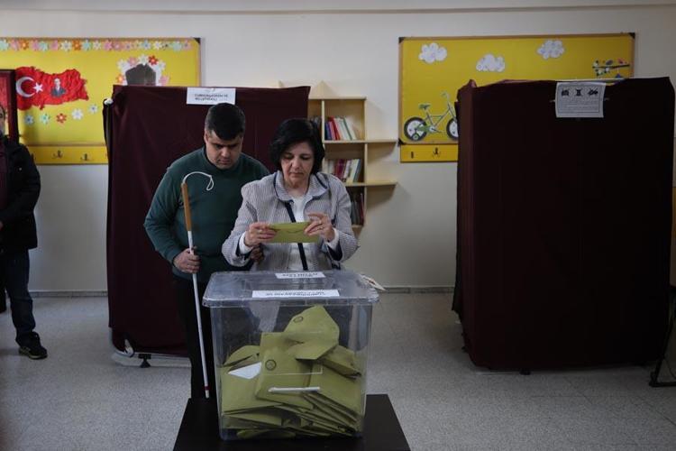 Türkiyede seçim heyecanı Engelli vatandaşlar oylarını kullandı