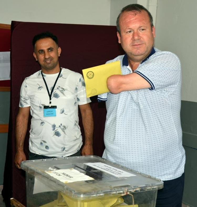 Türkiyede seçim heyecanı Engelli vatandaşlar oylarını kullandı
