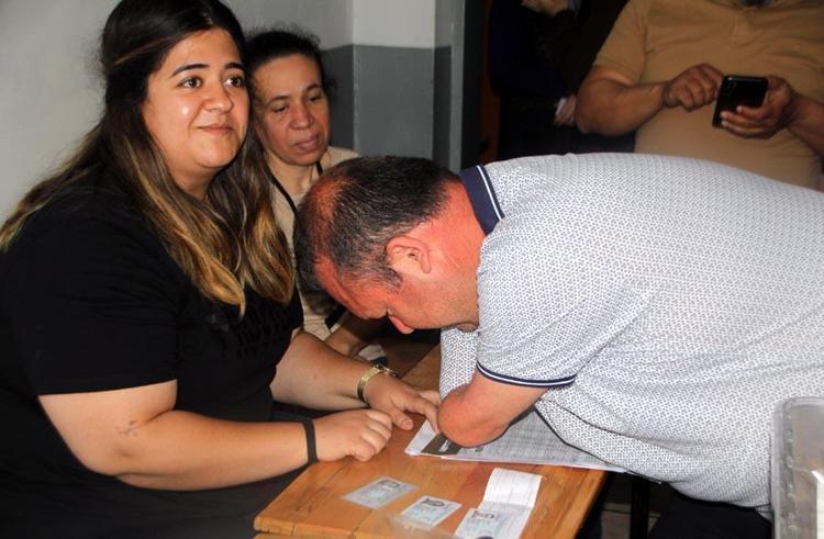 Türkiyede seçim heyecanı Engelli vatandaşlar oylarını kullandı