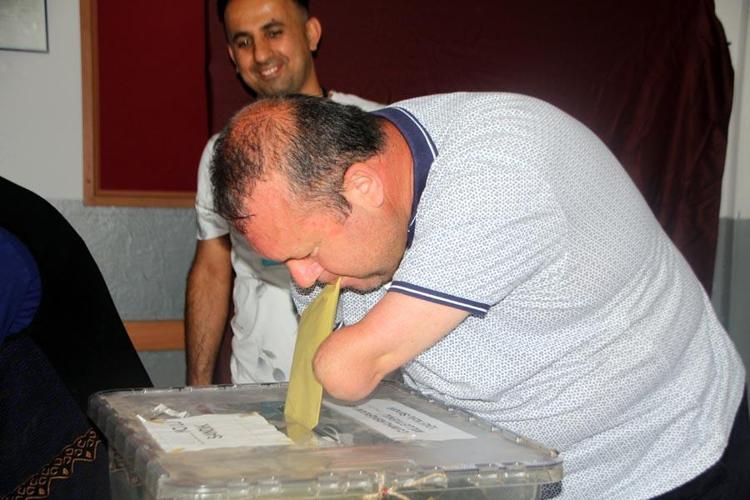 Türkiyede seçim heyecanı Engelli vatandaşlar oylarını kullandı