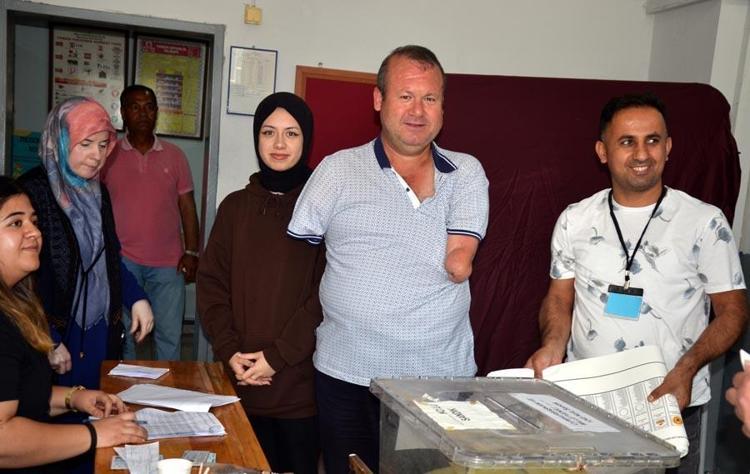 Türkiyede seçim heyecanı Engelli vatandaşlar oylarını kullandı